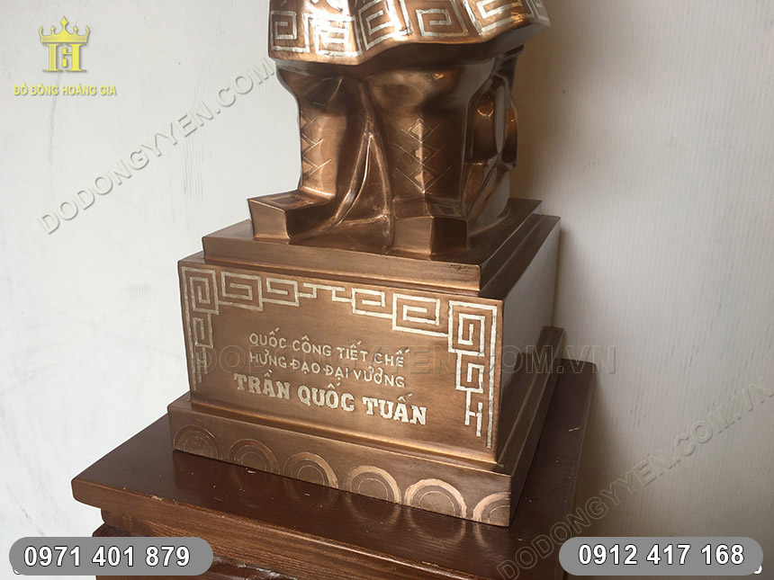 tượng trần hưng đạo qu&eacute;t m&agrave;u